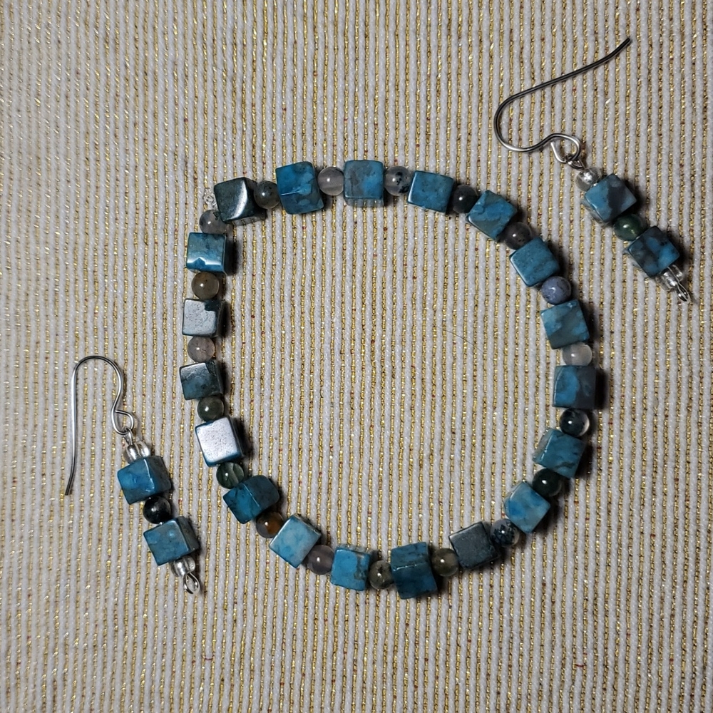 Handmade stretch bracelet and earrings.